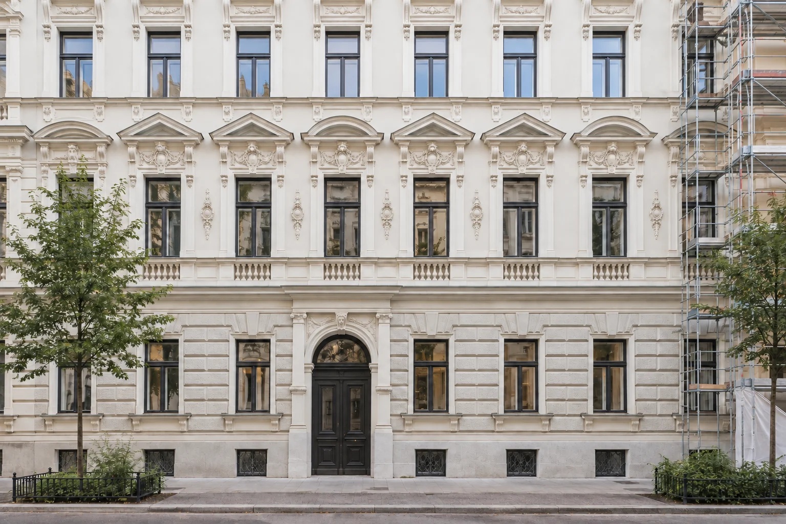 Visualisierung einer sanierten Wiener Altbaufassade mit Gerüst am Gebäuderand